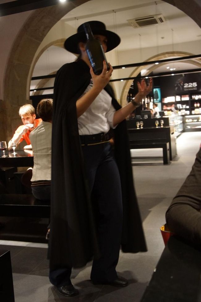 こんな風にサンデマンのモチーフになっている黒装束のお姉さんがガイドしてくれました。