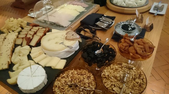 夕べ満腹だったけど、朝になればお腹が空く。<br /><br />高級そうなチーズが色々。<br />乳製品好きだから嬉しい。<br />あっ、キャビアもある！<br />