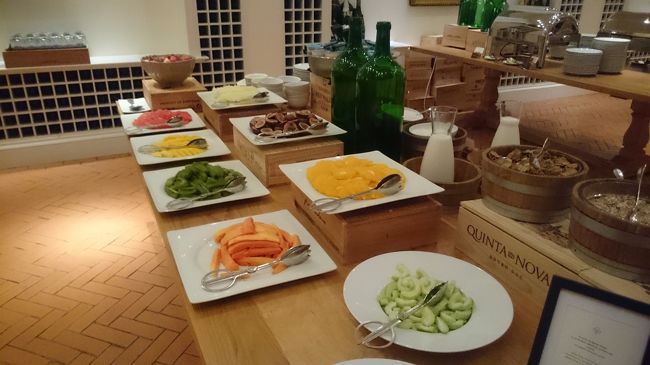 フルーツや野菜も。<br />卵料理やパンケーキは注文すれば作ってきてくれます。