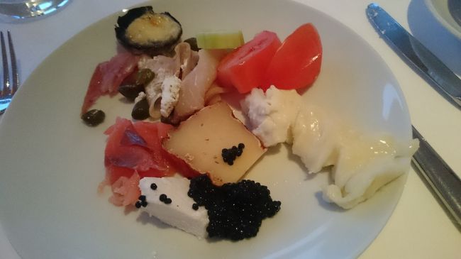 サーモン、生ハム、チーズにキャビア。<br />朝も大満足。<br /><br />このホテル、何もかも素晴らしかったなあ、さすがトリップアドバイザー9.8だけのことはある。<br />ヨーロッパの高級ホテルってキンチョーすることがあるけど、そういう高ビーな感じも微塵も無いし。<br /><br />これからポルトに行くって人には是非オススメしたい。