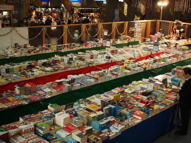 バスコダガマショッピングセンターはクリスマス明けのバーゲンで大混雑。<br />今年は暖冬だったので冬物が70％offとか。<br />昔はバーゲンと聞くと突入したけど、もういいわ。<br /><br />自然派コスメとスーパーで足りないモノを買い足して退散。