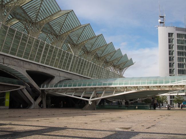 元気があればジェロニモス修道院に行こうかと思ったけど、空港からはバスにしろ地下鉄にしろ市内乗り換えで結構めんどい。<br />ホテル近くの散策に切り換え。<br />オリエンテ駅周辺は再開発エリアで近代的な町並み。<br />でも雨が当たってきたので隣のショッピングモールへ。<br />
