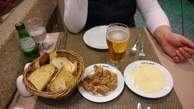 まだ夕方6時過ぎだけど、こういう所のレストランはインターバルが無さそう。<br />その分早じまいかな？<br />取りあえず陽気なおじさんが前菜に持ってきたクリーミーなチーズや豚の唐揚げをもらう。