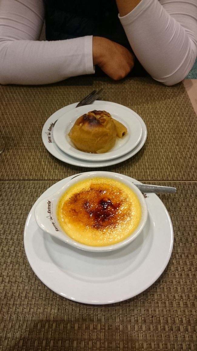 結構満腹になったけど、やっぱ最後にスイーツも。<br />素朴な焼きリンゴと焦げ目付柔らかプリン。<br />ポルトガルらしいデザートで〆。<br /><br />ポルトガル料理は海鮮や米が多いし、素朴なお料理が多くて好きでした。<br />レストランのお値段もヨーロッパ諸国では最も安いほうだと思います。