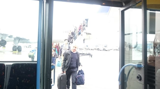 フランクフルトで乗り換え。<br />こちらも雨模様、しかもタラップ＋バスでターミナルへ。<br /><br />ルフトハンザはエコノミーでもパーソナルディスプレイがあって、日本で公開前の映画も見られました。<br />まあなんといっても名古屋便っていうのがありがたいです。