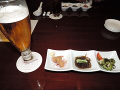 予約時間になったので琉華邦へ
まずは前菜の盛り合わせとビールで乾杯☆
コースかオーダーバイキングが選べたので
オーダーバイキングで♪
少しずつをさらに二人でシェアしながら
食べられるのでいろんな種類が食べられそうな予感！