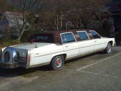 途中の駐車場にあるキャデラック。バブルの頃、お客様の送迎に使われたとのこと。奥の方にも、もう1台あった。