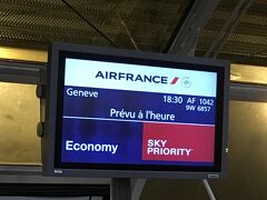 パリでジュネーブ行きAF1042便に乗り換え。
久しぶりのエールフランスです。
パリの空港もガラガラでした。