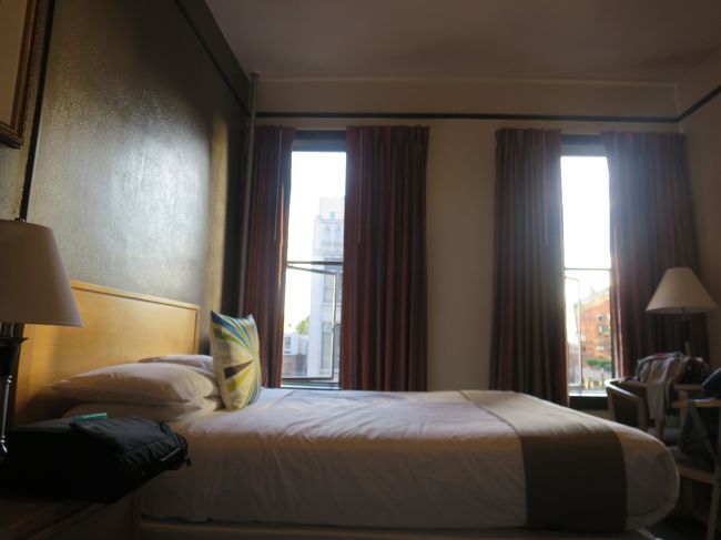 シアトルの宿泊ホテルに到着。<br /><br />チェックインして部屋にゆきました。<br />初日の部屋とは別の部屋です。3階だったかな窓からの景色はイマイチです。<br /><br />少し休んで、街歩きに行きました。