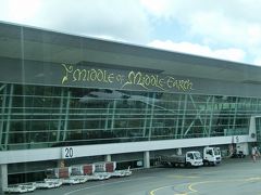 Jetstarで２時間のフライトを終えて到着したウェリントン空港。
middle of middleearth　の文字が熱い！！！！