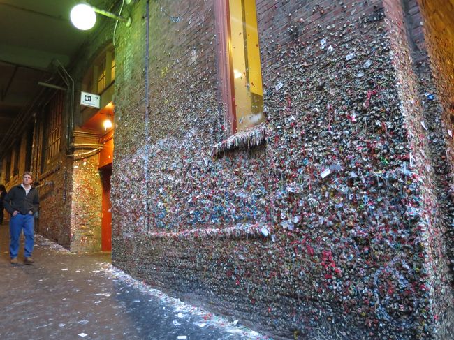 んん？少し薄暗い路地に人が集まっています。<br /><br />ここはパイクプレイスマーケットの隣の<br />『ガムの壁』<br />なにやらいろどりにゴツゴツしてますね。。。