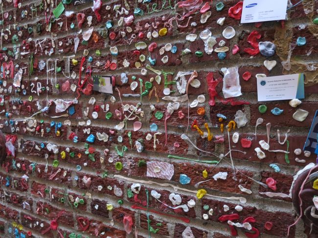 近づいてみると。。。<br /><br />Σ(ﾟдﾟlll)ｶﾞｰﾝ<br />めちゃくちゃきたなーい。本当にガムだらけ。<br /><br />観光客がペタペタつけていって出来た物だとか。。。<br />ここまでしたらアートなのか？理解に苦しむなあ。<br /><br />あーでもテレビでガムアートを見たことある。噛んで柔らかくなった色とりどりのガムをちぎり絵みたいにして絵を描いていくという。うーん。なんでガムなのー？？