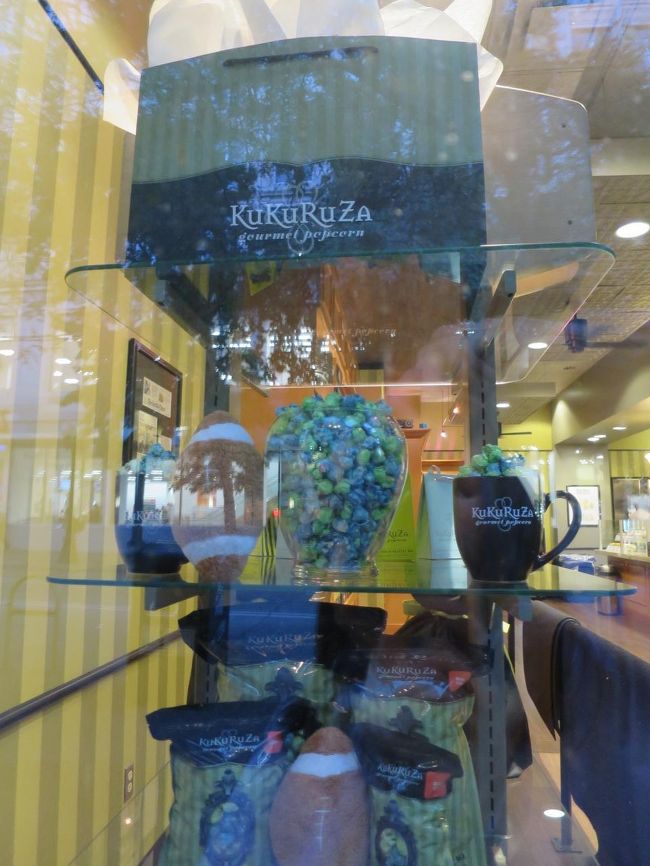 ガムの壁を早足に抜けて、再び街歩き。<br /><br />(＾◇＾)<br />日本の原宿あたりにオープンしています『ククルザ』のお店発見。ポップコーンなのに高価なんですよね〜。<br />残念閉まっていました。青い色のポップコーンのディスプレイです。青い色って食欲減退の効果もあるらしいじゃない？なんでこの色にしたのかな？オシャレ？