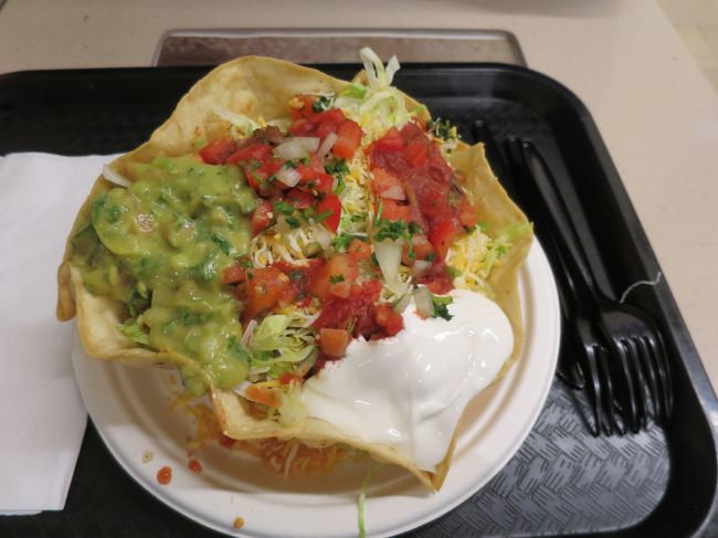 ここのフードコートで夕飯に。<br />そんなにお腹がすいていなかったので2人で一人分を注文。<br />モリモリ大盛りタコスです。<br />普通にグット！サワークリームがよいね。