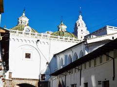 キトの旧市街の中心部、独立広場に面した場所にあるカテドラル（Catedral Primada de Quito）。1535年に建設された。