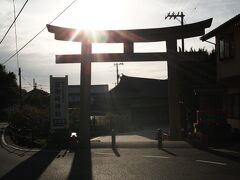 16：35　日御碕神社　ひのみさきじんじゃ
鳥居の脇を通って先に進むと駐車場があります。逆光でまぶしい。