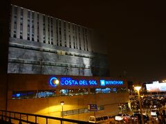 幸いホテルを空港直結のところにしていたため、少しは安心かなと、とりあえず夕食に。リマ空港は、空港内のショッピングモール以外は何にもなく、マックやサブウェイくらいしかありません。ということで、マックをテイクアウトしホテルで食べました。
そうこうしているうちに、23時になりましたが飛行機会社から何の連絡もなく。ホテルに問い合わせてもらいましたが、0時過ぎには持ってくるとのこと、早く欲しいなら、空港内の飛行機会社に行ってみるとよいと言われ行ってみることに。
しかし、そこに行くもドアは閉まっており真っ暗、話をしようにもどうしようもありません。明日は早朝からクスコに向かうので、不安は増す一方。
とはいえ、ホテルに戻り、ホテルマンに再度確認してもらいました。すると忙しいから1時には持ってくると。ホテルの方もついたら届けるよと言ってくれはしますが、不安はきえません。だって南米だから。。。なんて思ってると10分もしないうちにノックが。そうです諦めかけたころに届きました。
とはいえもう12時過ぎ、この先どうなるか不安な幕開けです。
