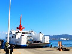 朝の高松港。
小豆島向けのフェリーが発着する桟橋には、日常と非日常が交錯しています。
島から通勤や通学で高松へ来る人、逆に高松から小豆島へ向かう仕事人と行楽客。
