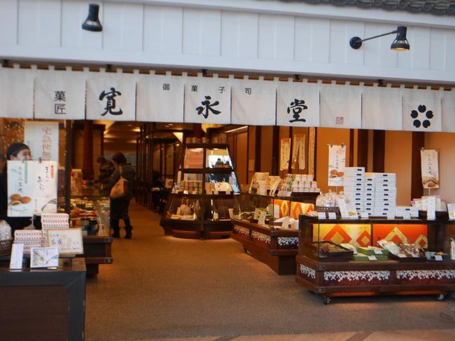 近鉄奈良駅の出口を登るとすぐの場所です！