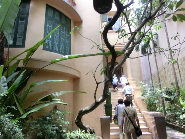 入り口を入ると中庭で立派な建物があります。