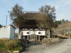 南へ3km移動して三田市下槻瀬の蓮花寺に．
写真山門は室町末期の建造，三間一戸単層，寄棟造，草葺，兵庫県指定文化財．