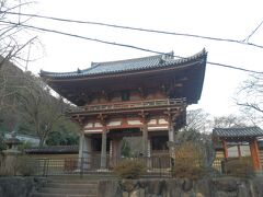 多田神社を後にし東へ約6km走り大阪府池田市に入る．
池田市伏尾町の久安寺に．
写真楼門は室町中期の建造，三間一戸楼門，入母屋造，本瓦葺，国重要文化財．
電線が残念．