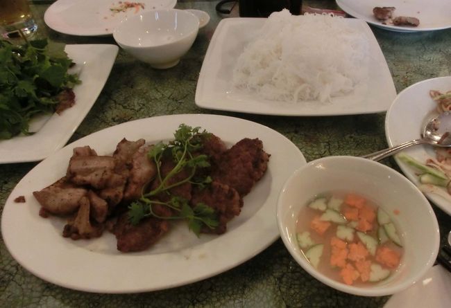 こちらがブンチャー、手前のヌクマクに向のブンをいれ、左の炭火焼の豚肉をトッピングして出来上がりです。