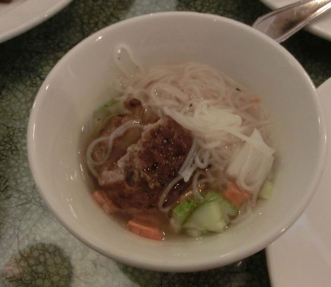 ブンチャーの出来上がり、炭火焼の豚の味が絶妙で、病み付きになりそうです。