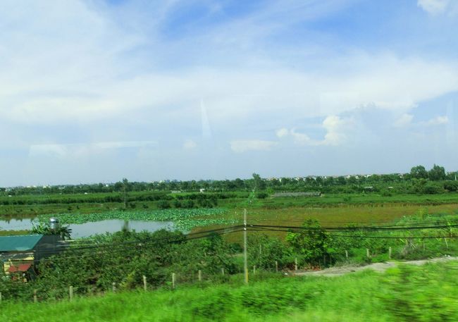 お腹が一杯になったところで、車で３０分、郊外にあるバッチャン焼きの陶器の村へお出かけです。