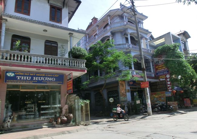 村のメイン通りは陶器屋さんが軒を連ねています。