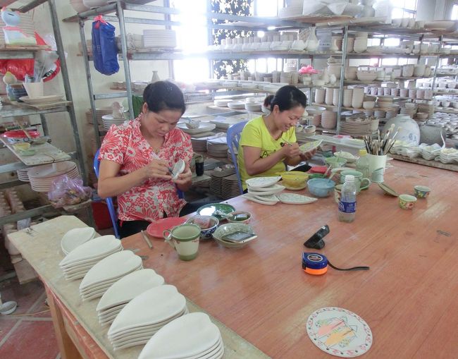 その中の一つのお店へ工房見学ということで、入りました。<br />バッチャン焼きは全て手描きです。