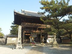 尾上神社から1.2kmほど北東へ加古川町北在家の鶴林寺に到着．
仁王門は1672年建造，三間一戸楼門，入母屋造，本瓦葺，兵庫県指定文化財．
門を潜ったところに拝観受付がある．