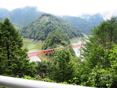 15:00　対岸から見る奥大井湖上駅。すごいところにある…
ここは湖上駅的から歩いて渡って来た出口から少し離れた所。絶景本で見たポイントはもう少し開けていたので，ちょっと違う所かも。