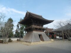 住吉神社から南東へ約17km，小野市浄谷町の浄土寺に．
12世紀末重源による創建，本尊は薬師如来と阿弥陀如来の真言宗寺院．
境内拝観自由．堂内拝観あり(9:00〜16:00冬季;昼休み有，拝観料\500，元日大晦日のみ休日)．駐車場あり．
写真鐘楼堂は江戸初期の建造，袴腰付，入母屋造，本瓦葺，兵庫県指定文化財．北側の石段を上り境内に入ると左側に建つ．