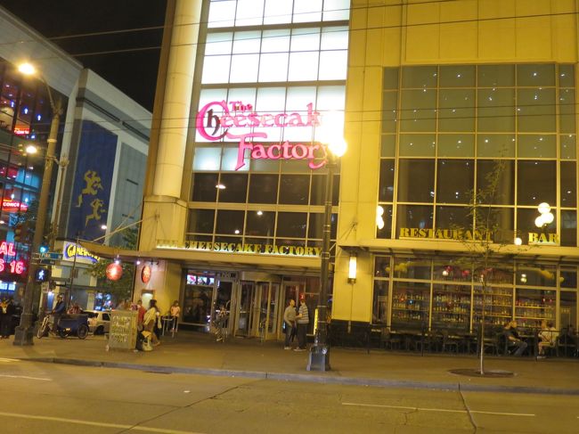 チーズケーキファクトリーに寄ってデザートを買いました。<br />色々なチーズケーキがあって迷ってしまいます。