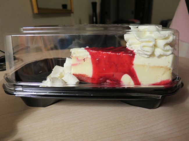 テイクアウトにしてもらいました。<br />ベイクドチーズケーキのベリーソースがけです。<br />生クリームモリモリ。<br /><br />チーズ濃厚で固めのしっかりとしたケーキでした。<br />甘さ控えめでペロリです。<br /><br />今日も色々ありました。明日は一日シアトルをぶらりです。