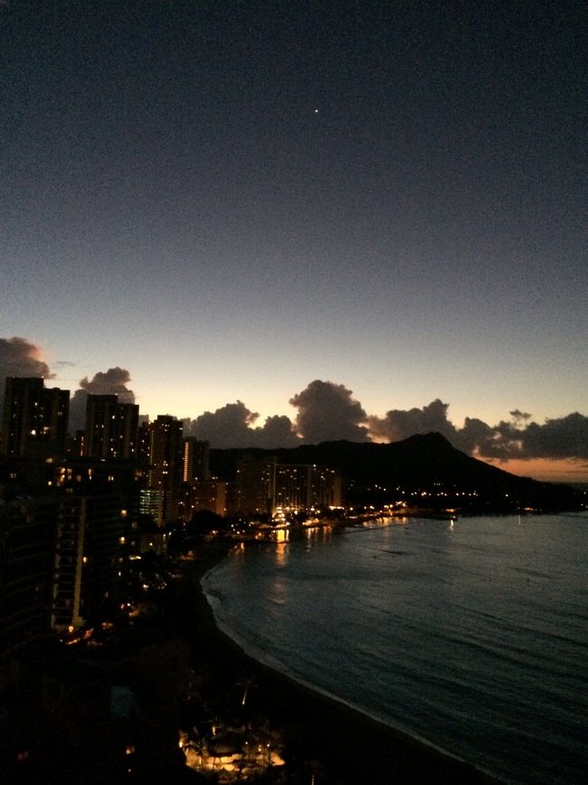 12月25日... 3日目の朝で〜す... お約束のビデオを回すから1日が始まるママ。<br />今日は少し早めの6時半起床〜。<br />まだまだ外は暗いです。。<br /><br />今日もいいお天気になるかな〜