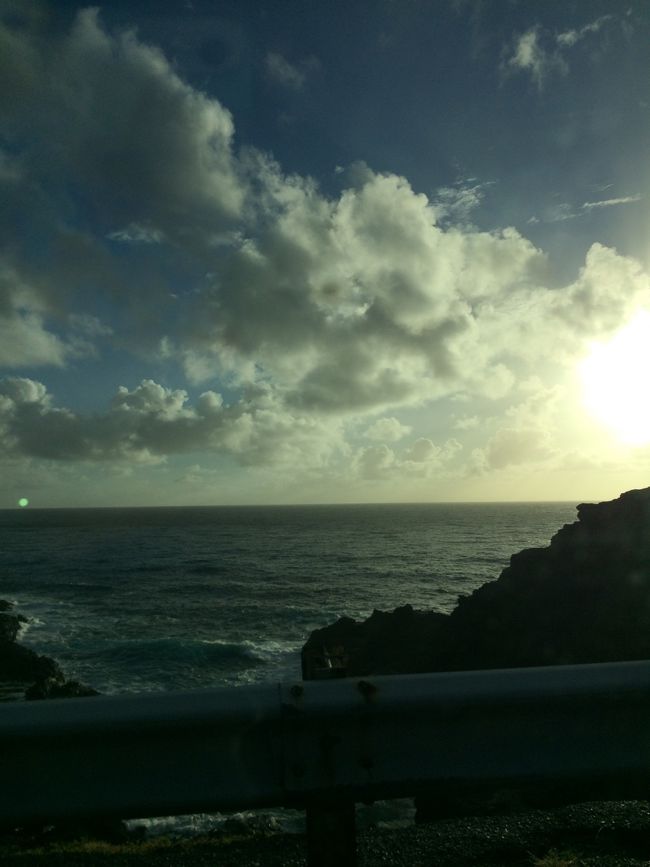 いつもはH3に乗って向かっていたのですが、、今回は海岸道路を走って向かいま〜す。