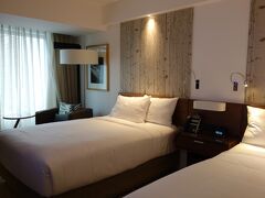 リマ空港からタクシーでミラフローレスへ。
宿泊したのは、コートヤードリマミラフローレス。
フライトで異常に疲れたため、しばし休憩。その後夕食へ徒歩で向かいました。
治安はそんな悪い感じはしませんでした。
しかし、リマは標高０ｍ、少しの呼吸で息切れしないので快適！