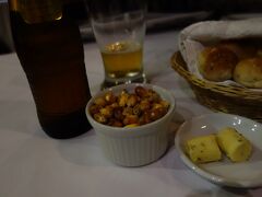 選んだお店はアルフレスコです。
トウモロコシを炒めたおつまみもビールにあいなかなかいけます。