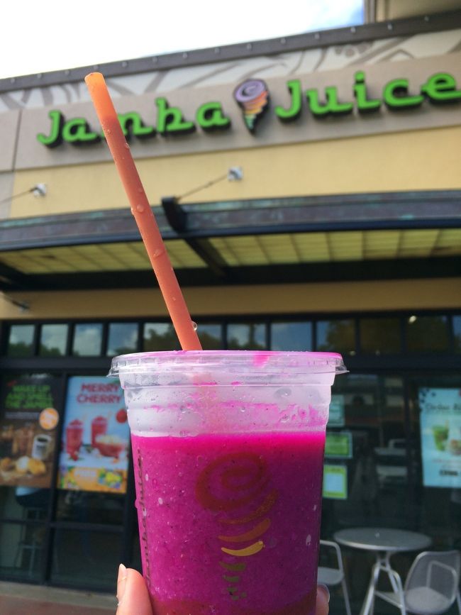 こちらはママ注文のドラゴンフルーツ。<br /><br />唯一やっている、カイルアショッピングセンター向かいにあるJumba juiceでジュースタイムを満喫した後はワイキキの街に戻りま〜す。<br /><br />ちなみにJumba juiceとそのお隣スタバだけはXmasでもやってます。
