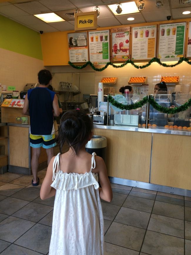 娘、お気に入りのJamba juiceへ。。<br /><br />パパはグァバ、ママはドラゴンフルーツ、娘はオレンジパンチ。