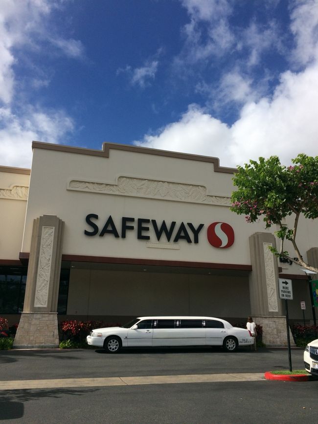 旅行に来ると現地のスーパーが本当楽しい！ ローカルスーパー大好きなママ。XmasでもやっているワイキキのSAFEWAYへ〜<br />こちらはマラサダで有名なレナーズ向かいあたりにあります。