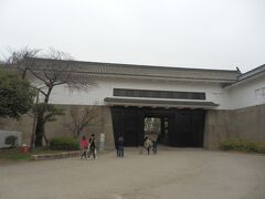 大阪城多聞櫓(渡櫓)．
大手門と共に枡形を形成する．現存唯一である．
1848年建造，矩折一重(一部櫓門)，本瓦葺，国重要文化財．