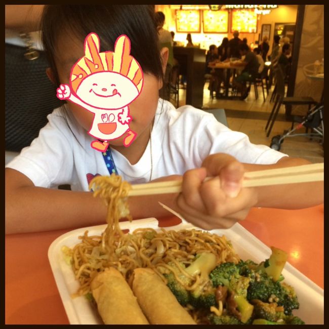 夕方になり、そろそろお腹もすいてきました。。<br /><br />明日は早朝に起きてある場所へお出掛けの為、夜ご飯は簡単にパパッと。<br />RHCの2Fにあるフードコートへ〜<br /><br />フードコートがあまり好きではないパパですが、ここは我慢してもらいましょう。。<br /><br />ママ、娘はパンダで。中華。シェアして食べました〜。パパはカレー。<br />帰りにポテトを購入してお部屋でのんびりしま〜す。