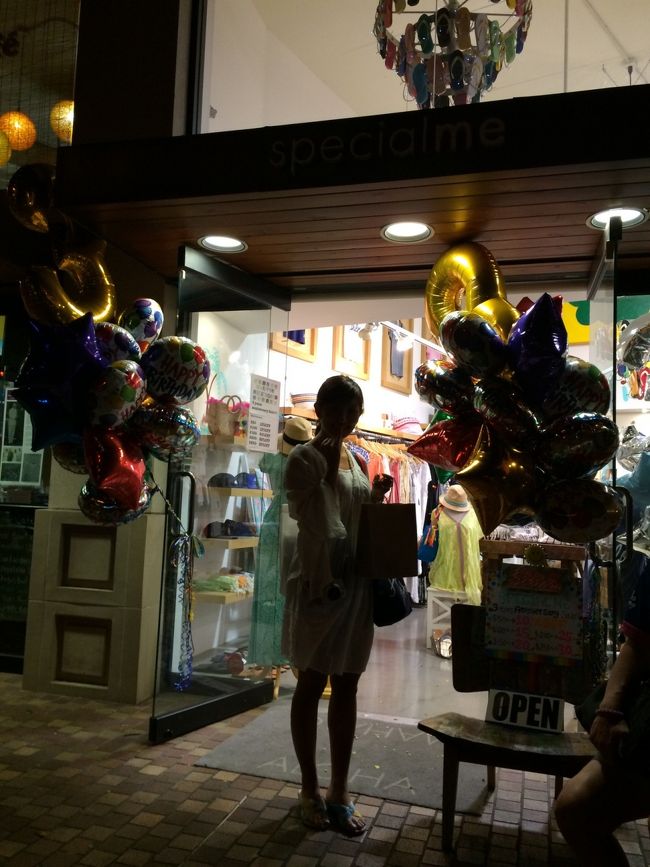 お目当はこちら。<br />サラトガ通りにある、エッグスンのお隣のお店Special meへ。<br /><br />嵐大好きのおばちゃんからのお願いの品を。。<br /><br />可愛いので、同じ物の色違いを購入。<br />すごく着心地が良かった〜<br /><br />