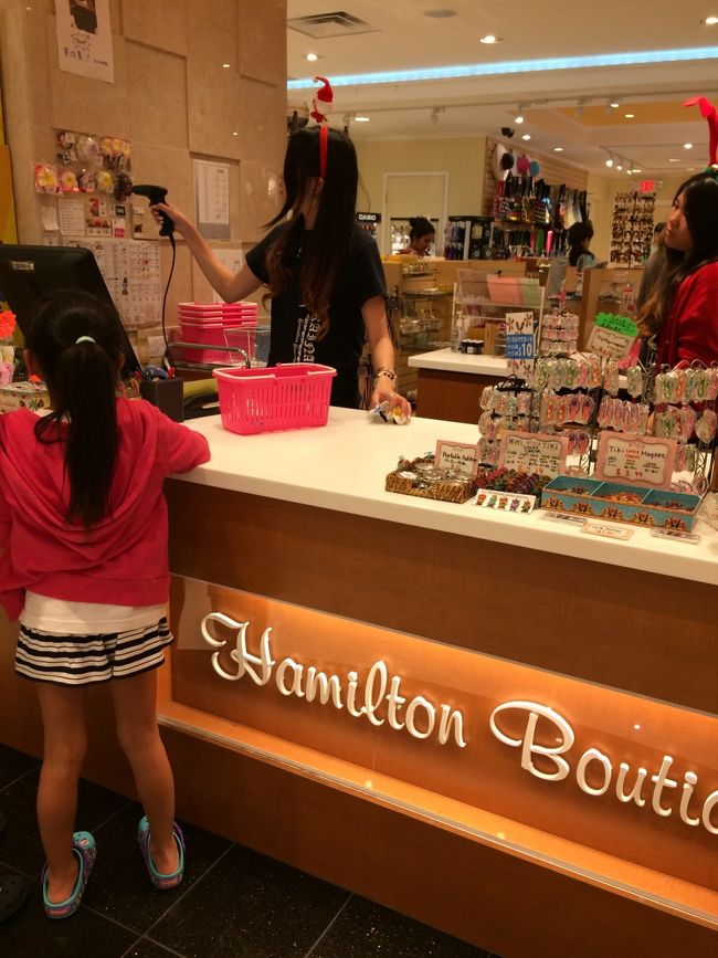 最後は娘ちんがお買い物〜<br />自分のお小遣いで何か買ってました。<br /><br />ホテルへ戻り明日の為に今日は早めに休みま〜す。。