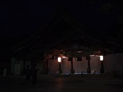 18：25　出雲大社　祭神　大国主大神
出雲に宿泊しないと経験できない出雲大社の夜の参拝。せっかくなので寄ってみることしました。駐車場は夜なのに警備員の誘導があり、やけに駐車車両が多い。
駐車場から参道までは真っ暗ですが、参道の向かい側でライブをやっています。
だれなんだろう、そこだけとても明るいです。

ここは拝殿、現在平成の大遷宮で修造中。