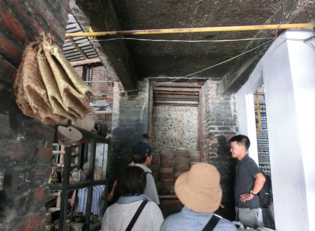 製品が窯の中に入れられています。