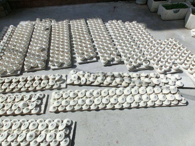 庭先で製品が天日乾しされている様子は陶器の街「多治見」から来た者には見慣れた光景でした。